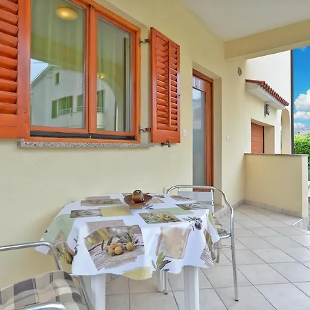 With Parking Space Valbandon, - 20648 Appartement